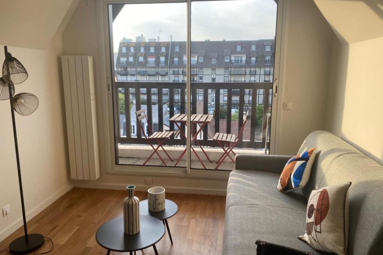 41 M With Balcony Near The Apartment